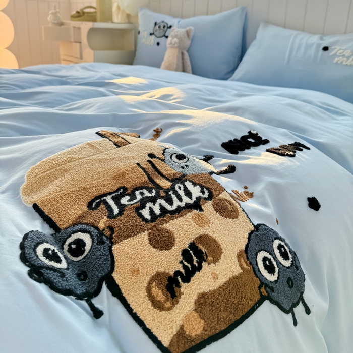 91家纺网 家纺一手货源 找家纺 爱彼家纺 2025新款热门毛巾绣水洗棉四件套大版卡通奶茶套件-四季通用 奶茶-海盐冰蓝