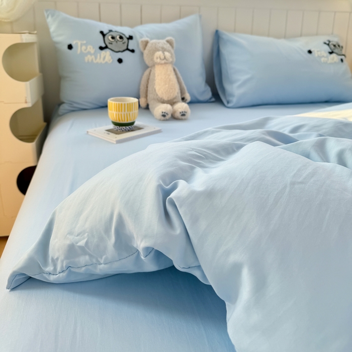 91家纺网 家纺一手货源 找家纺 爱彼家纺 2025新款热门毛巾绣水洗棉四件套大版卡通奶茶套件-四季通用 奶茶-海盐冰蓝