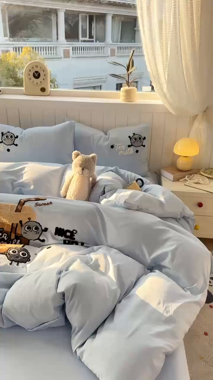 91家纺网 家纺一手货源 找家纺 爱彼家纺 2025新款热门毛巾绣水洗棉四件套大版卡通奶茶套件-四季通用 奶茶-海盐冰蓝