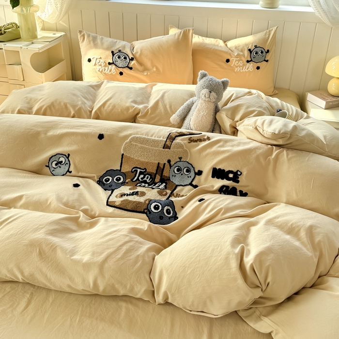 91家纺网 家纺一手货源 找家纺 爱彼家纺 2025新款热门毛巾绣水洗棉四件套大版卡通奶茶套件-四季通用 奶茶-焦糖珍珠