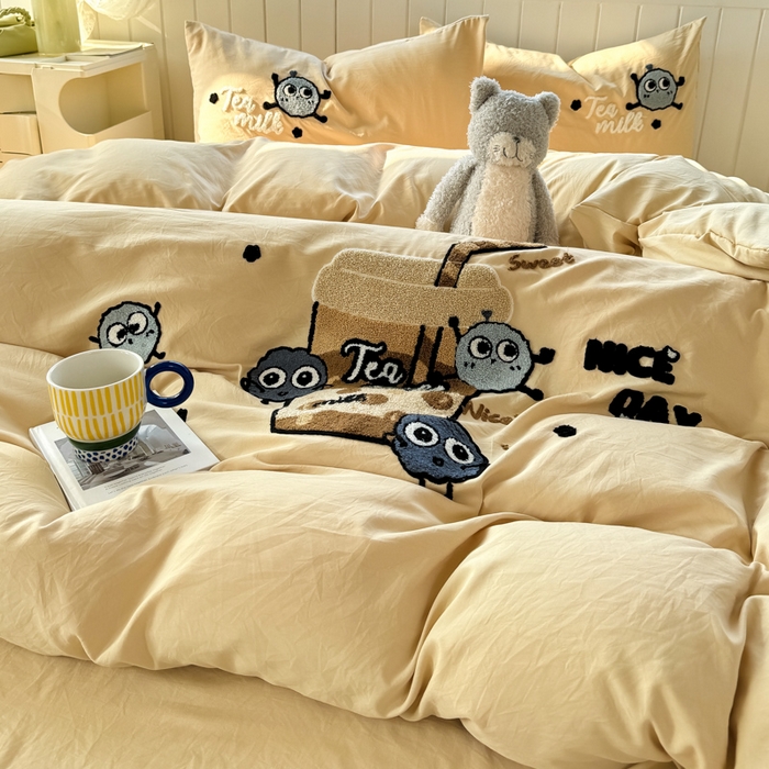 91家纺网 家纺一手货源 找家纺 爱彼家纺 2025新款热门毛巾绣水洗棉四件套大版卡通奶茶套件-四季通用 奶茶-焦糖珍珠