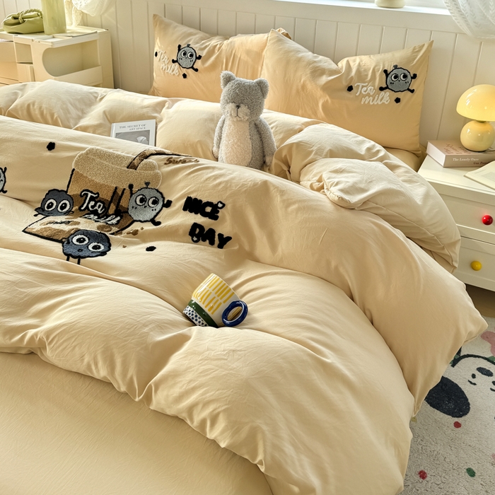 91家纺网 家纺一手货源 找家纺 爱彼家纺 2025新款热门毛巾绣水洗棉四件套大版卡通奶茶套件-四季通用 奶茶-焦糖珍珠