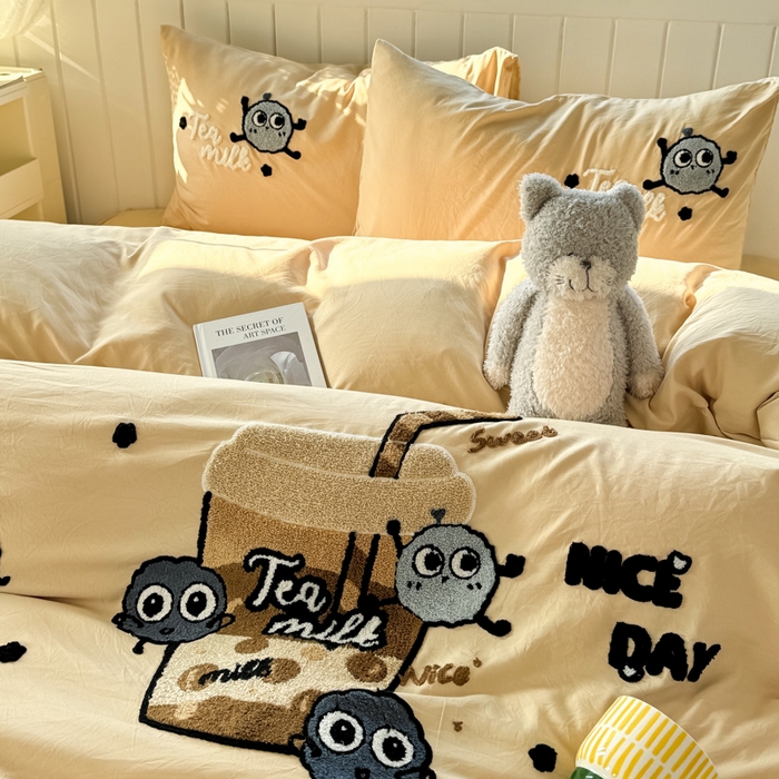 91家纺网 家纺一手货源 找家纺 爱彼家纺 2025新款热门毛巾绣水洗棉四件套大版卡通奶茶套件-四季通用 奶茶-焦糖珍珠