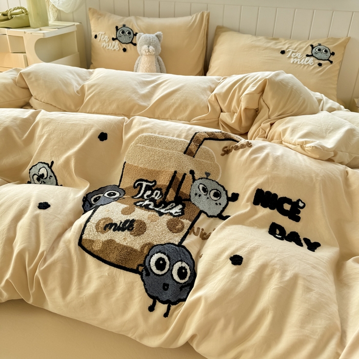 91家纺网 家纺一手货源 找家纺 爱彼家纺 2025新款热门毛巾绣水洗棉四件套大版卡通奶茶套件-四季通用 奶茶-焦糖珍珠