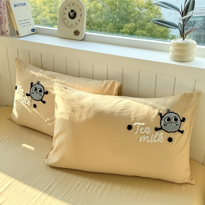 91家纺网 家纺一手货源 找家纺 爱彼家纺 2025新款热门毛巾绣水洗棉四件套大版卡通奶茶套件-四季通用 奶茶-焦糖珍珠