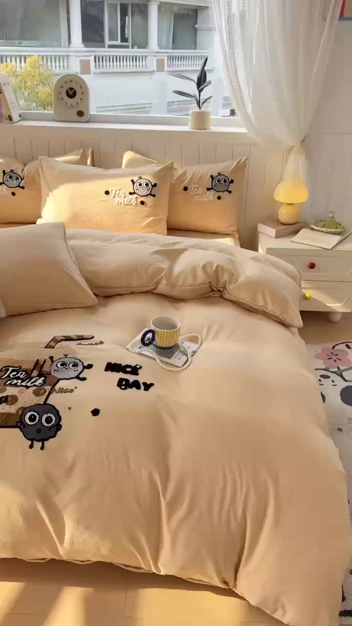 91家纺网 家纺一手货源 找家纺 爱彼家纺 2025新款热门毛巾绣水洗棉四件套大版卡通奶茶套件-四季通用 奶茶-焦糖珍珠