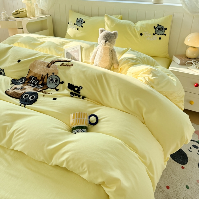 91家纺网 家纺一手货源 找家纺 爱彼家纺 2025新款热门毛巾绣水洗棉四件套大版卡通奶茶套件-四季通用 奶茶-香橙冻冻