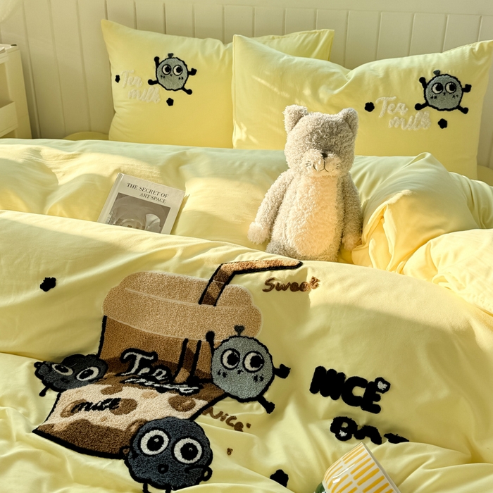 91家纺网 家纺一手货源 找家纺 爱彼家纺 2025新款热门毛巾绣水洗棉四件套大版卡通奶茶套件-四季通用 奶茶-香橙冻冻