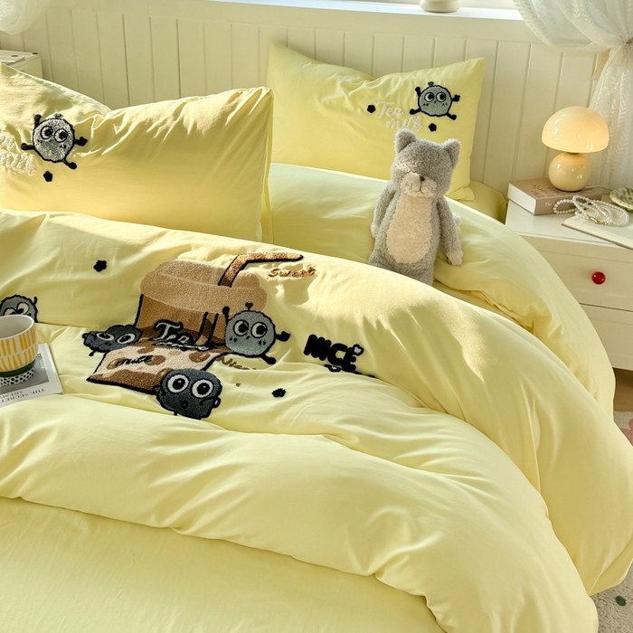 91家纺网 家纺一手货源 找家纺 爱彼家纺 2025新款热门毛巾绣水洗棉四件套大版卡通奶茶套件-四季通用 奶茶-香橙冻冻