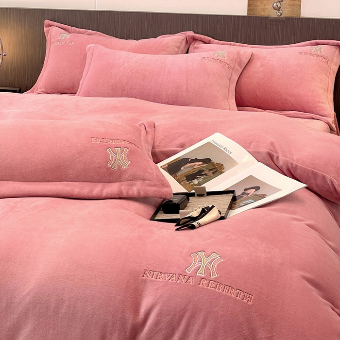 91家纺网 家纺一手货源 找家纺 星尚家纺 2025新款全消光A类230g牛奶绒四件套-维也纳 维也纳-豆沙粉