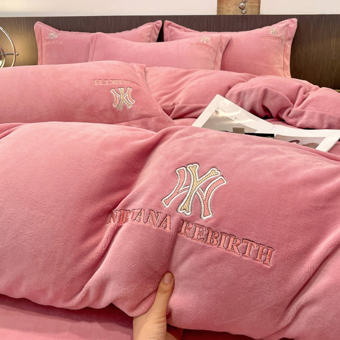 91家纺网 家纺一手货源 找家纺 星尚家纺 2025新款全消光A类230g牛奶绒四件套-维也纳 维也纳-豆沙粉