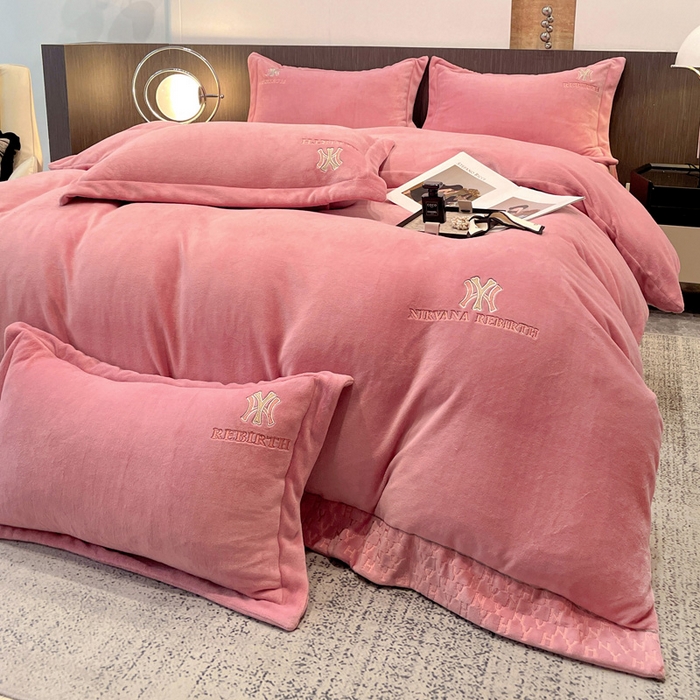 91家纺网 家纺一手货源 找家纺 星尚家纺 2025新款全消光A类230g牛奶绒四件套-维也纳 维也纳-豆沙粉