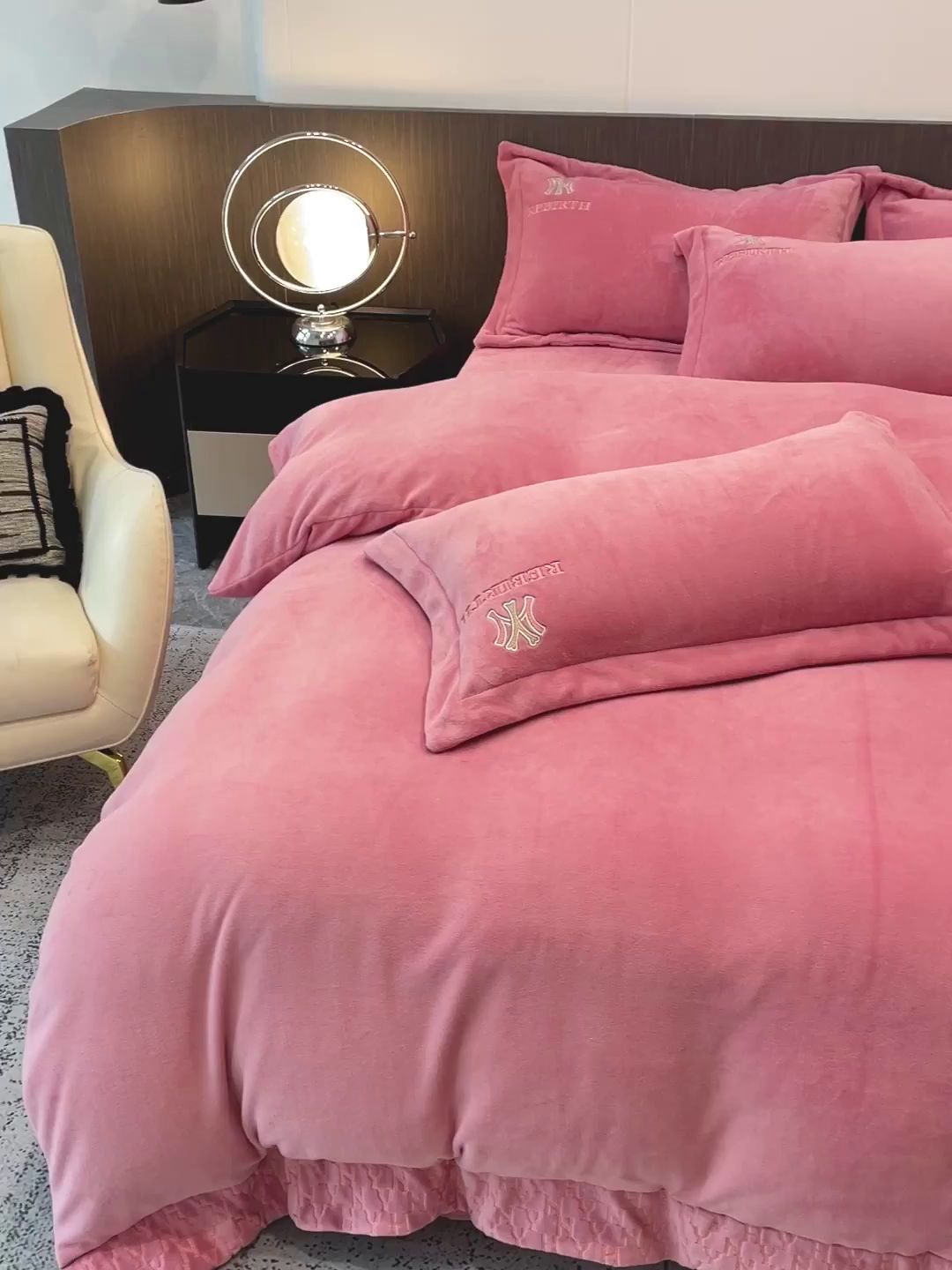 91家纺网 家纺一手货源 找家纺 星尚家纺 2025新款全消光A类230g牛奶绒四件套-维也纳 维也纳-豆沙粉