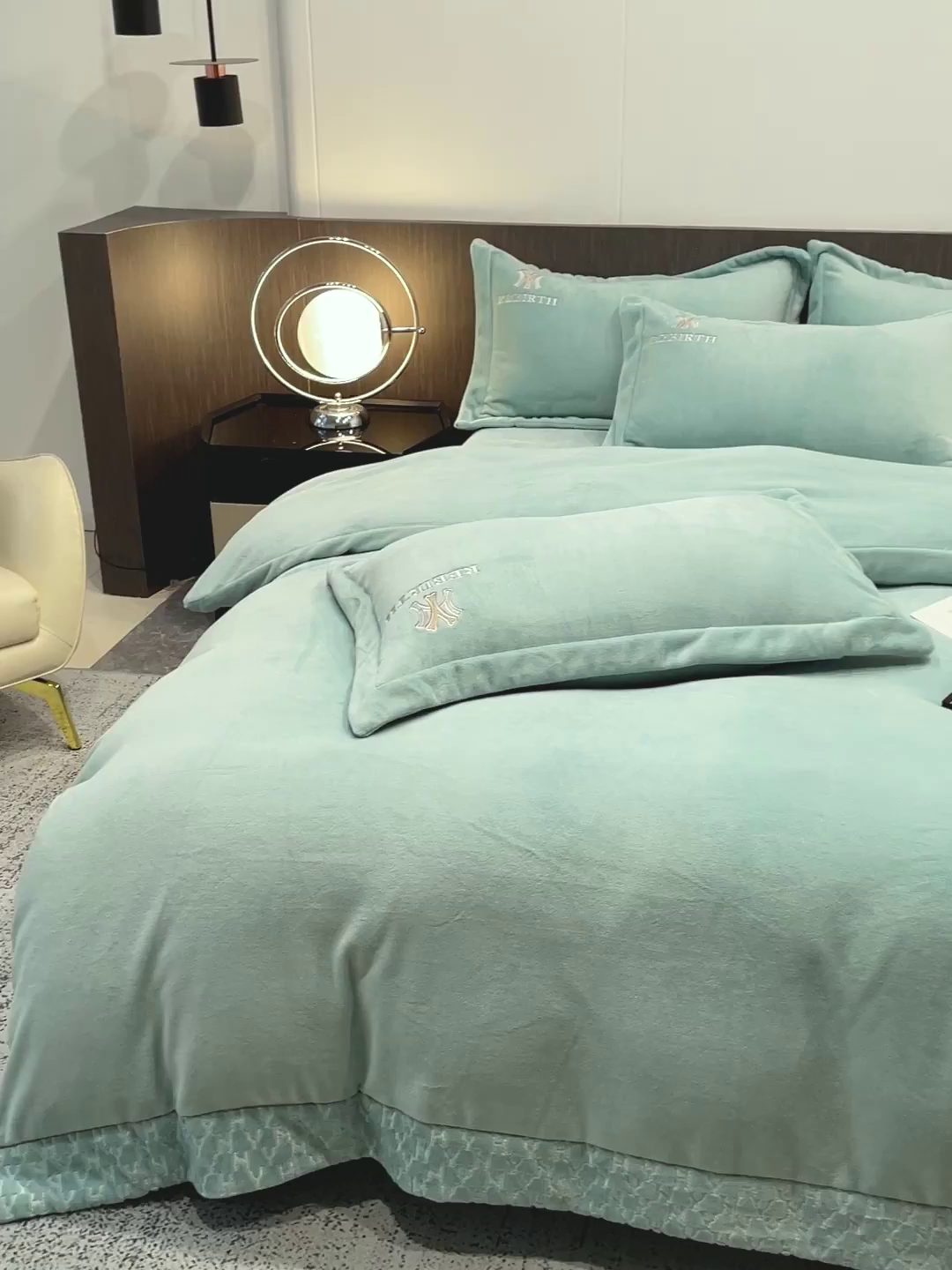 91家纺网 家纺一手货源 找家纺 星尚家纺 2025新款全消光A类230g牛奶绒四件套-维也纳 维也纳-梵星绿