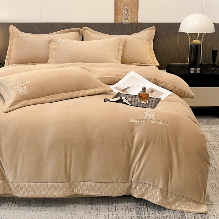 91家纺网 家纺一手货源 找家纺 星尚家纺 2025新款全消光A类230g牛奶绒四件套-维也纳 维也纳-卡其棕