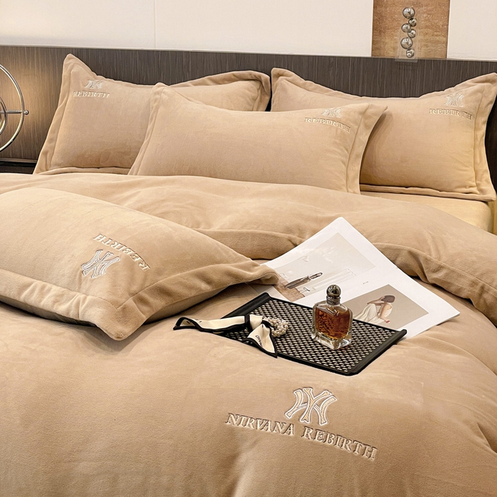 91家纺网 家纺一手货源 找家纺 星尚家纺 2025新款全消光A类230g牛奶绒四件套-维也纳 维也纳-卡其棕