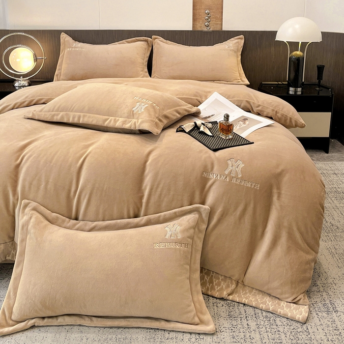 91家纺网 家纺一手货源 找家纺 星尚家纺 2025新款全消光A类230g牛奶绒四件套-维也纳 维也纳-卡其棕