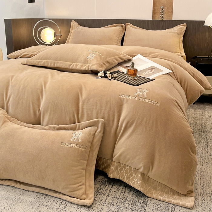 91家纺网 家纺一手货源 找家纺 星尚家纺 2025新款全消光A类230g牛奶绒四件套-维也纳 维也纳-卡其棕