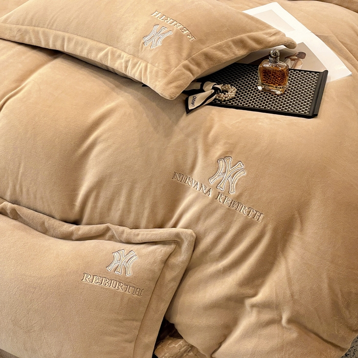 91家纺网 家纺一手货源 找家纺 星尚家纺 2025新款全消光A类230g牛奶绒四件套-维也纳 维也纳-卡其棕