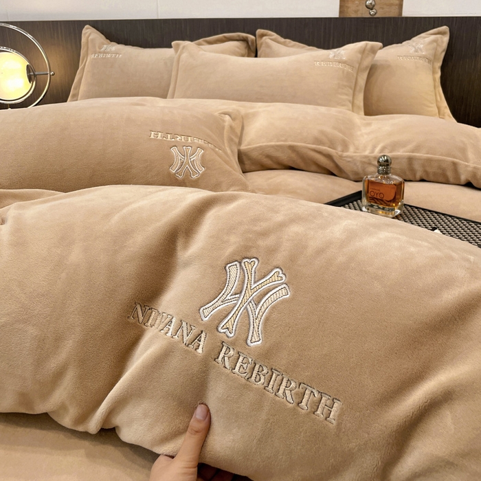 91家纺网 家纺一手货源 找家纺 星尚家纺 2025新款全消光A类230g牛奶绒四件套-维也纳 维也纳-卡其棕