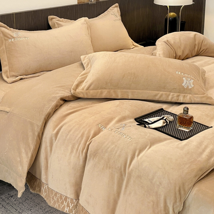 91家纺网 家纺一手货源 找家纺 星尚家纺 2025新款全消光A类230g牛奶绒四件套-维也纳 维也纳-卡其棕