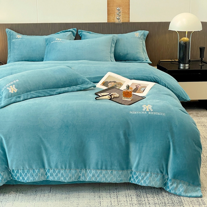 91家纺网 家纺一手货源 找家纺 星尚家纺 2025新款全消光A类230g牛奶绒四件套-维也纳 维也纳-孔雀蓝