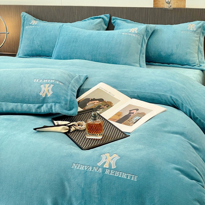 91家纺网 家纺一手货源 找家纺 星尚家纺 2025新款全消光A类230g牛奶绒四件套-维也纳 维也纳-孔雀蓝