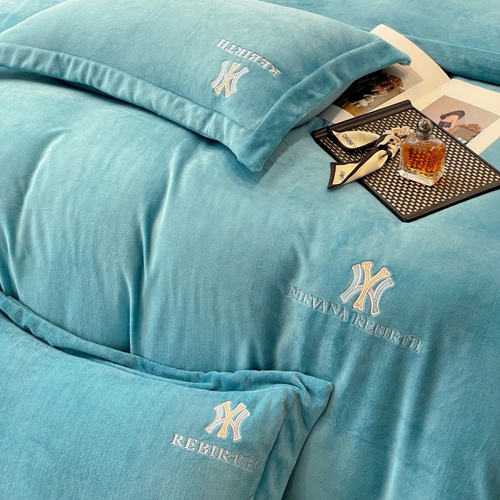 91家纺网 家纺一手货源 找家纺 星尚家纺 2025新款全消光A类230g牛奶绒四件套-维也纳 维也纳-孔雀蓝