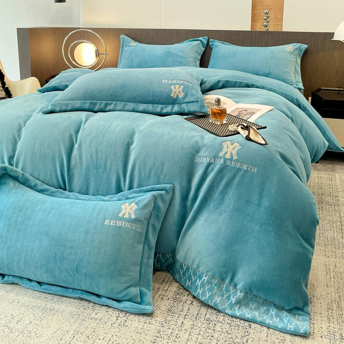 91家纺网 家纺一手货源 找家纺 星尚家纺 2025新款全消光A类230g牛奶绒四件套-维也纳 维也纳-孔雀蓝