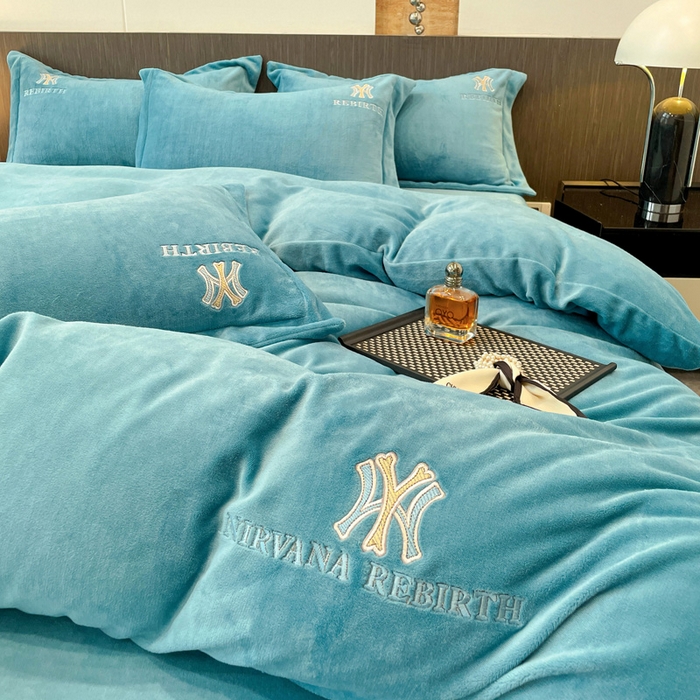 91家纺网 家纺一手货源 找家纺 星尚家纺 2025新款全消光A类230g牛奶绒四件套-维也纳 维也纳-孔雀蓝