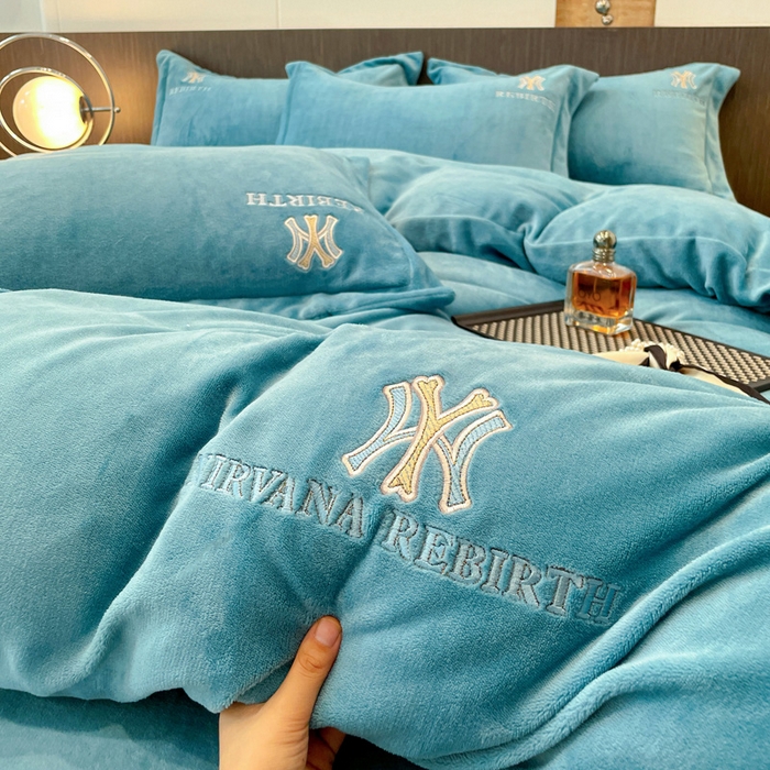 91家纺网 家纺一手货源 找家纺 星尚家纺 2025新款全消光A类230g牛奶绒四件套-维也纳 维也纳-孔雀蓝