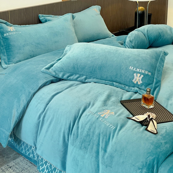 91家纺网 家纺一手货源 找家纺 星尚家纺 2025新款全消光A类230g牛奶绒四件套-维也纳 维也纳-孔雀蓝