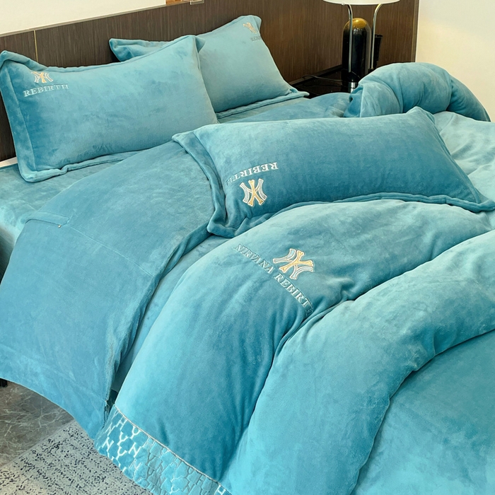 91家纺网 家纺一手货源 找家纺 星尚家纺 2025新款全消光A类230g牛奶绒四件套-维也纳 维也纳-孔雀蓝