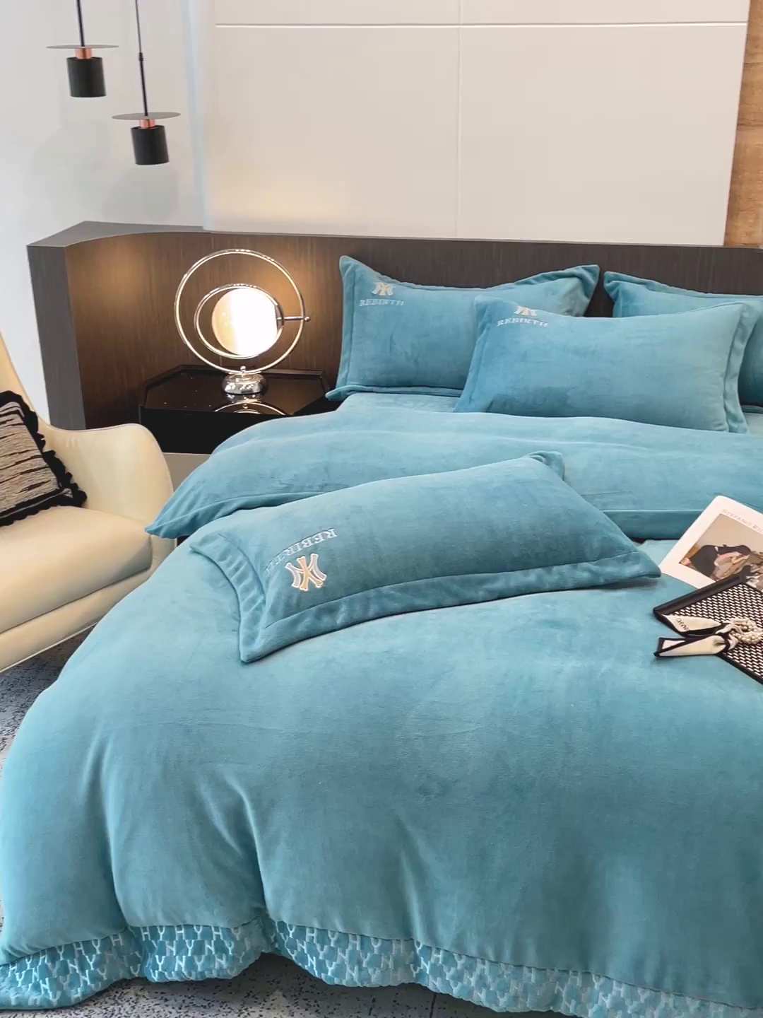 91家纺网 家纺一手货源 找家纺 星尚家纺 2025新款全消光A类230g牛奶绒四件套-维也纳 维也纳-孔雀蓝