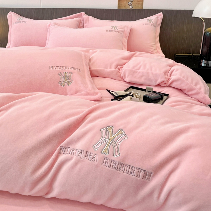 91家纺网 家纺一手货源 找家纺 星尚家纺 2025新款全消光A类230g牛奶绒四件套-维也纳 维也纳-樱花粉