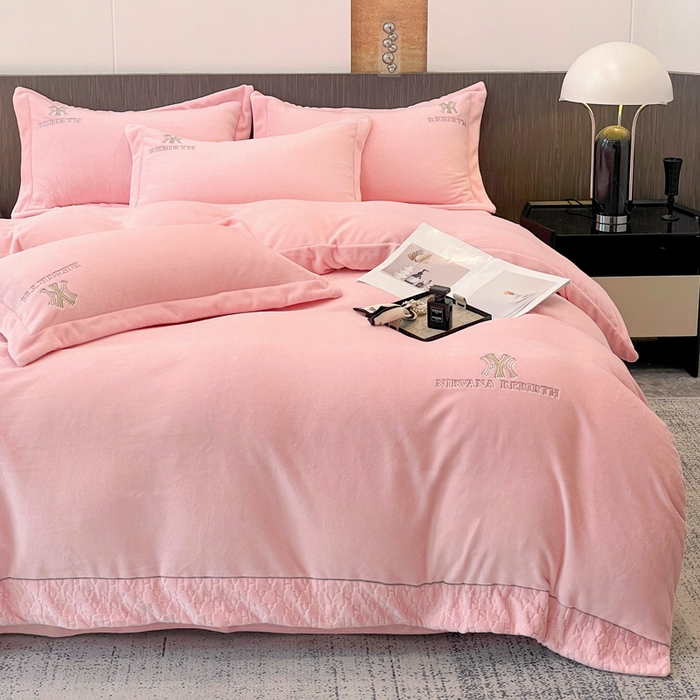 91家纺网 家纺一手货源 找家纺 星尚家纺 2025新款全消光A类230g牛奶绒四件套-维也纳 维也纳-樱花粉