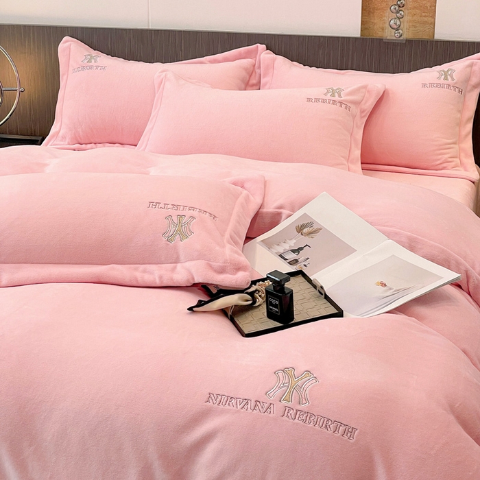 91家纺网 家纺一手货源 找家纺 星尚家纺 2025新款全消光A类230g牛奶绒四件套-维也纳 维也纳-樱花粉