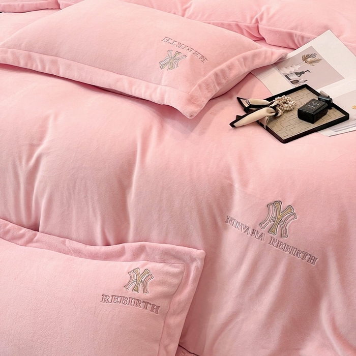 91家纺网 家纺一手货源 找家纺 星尚家纺 2025新款全消光A类230g牛奶绒四件套-维也纳 维也纳-樱花粉