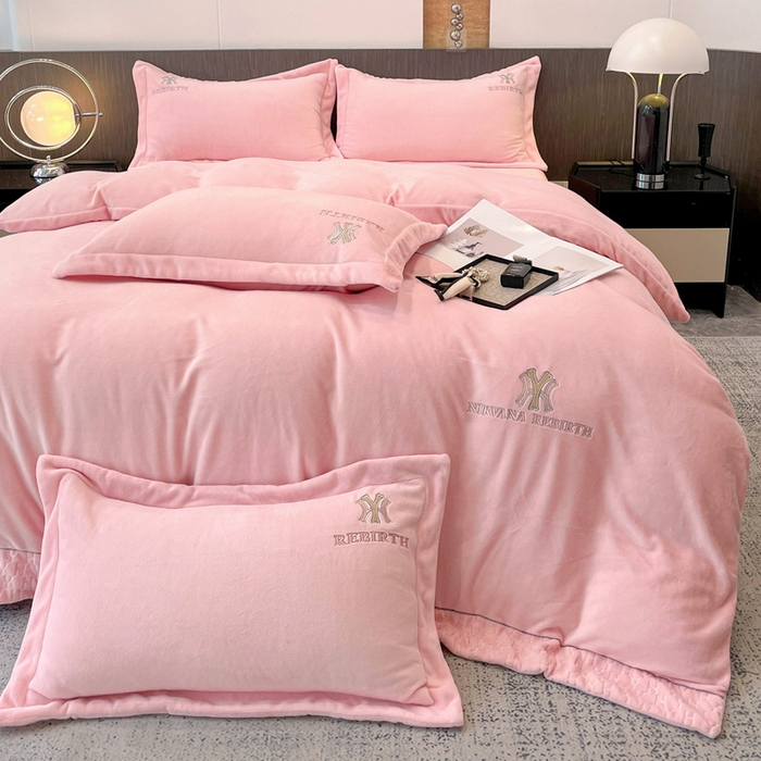 91家纺网 家纺一手货源 找家纺 星尚家纺 2025新款全消光A类230g牛奶绒四件套-维也纳 维也纳-樱花粉