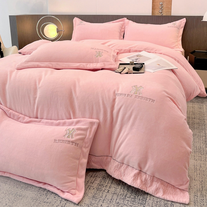 91家纺网 家纺一手货源 找家纺 星尚家纺 2025新款全消光A类230g牛奶绒四件套-维也纳 维也纳-樱花粉