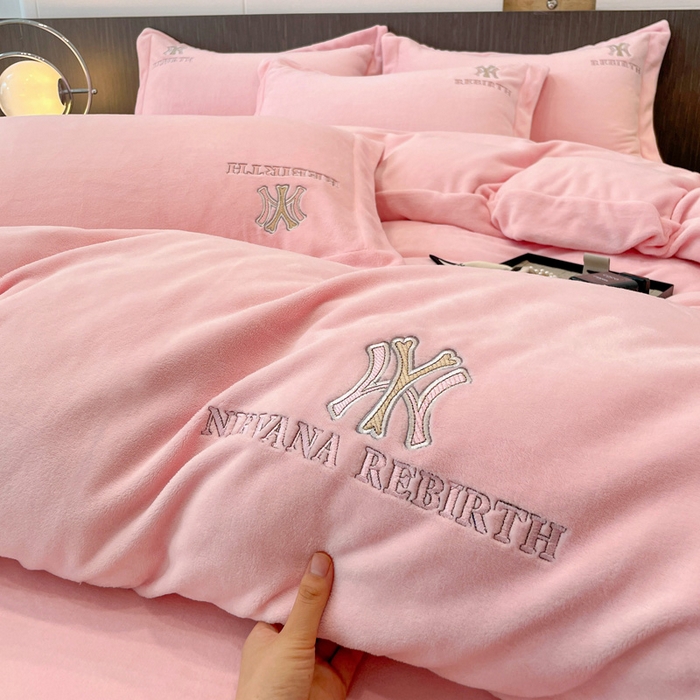 91家纺网 家纺一手货源 找家纺 星尚家纺 2025新款全消光A类230g牛奶绒四件套-维也纳 维也纳-樱花粉