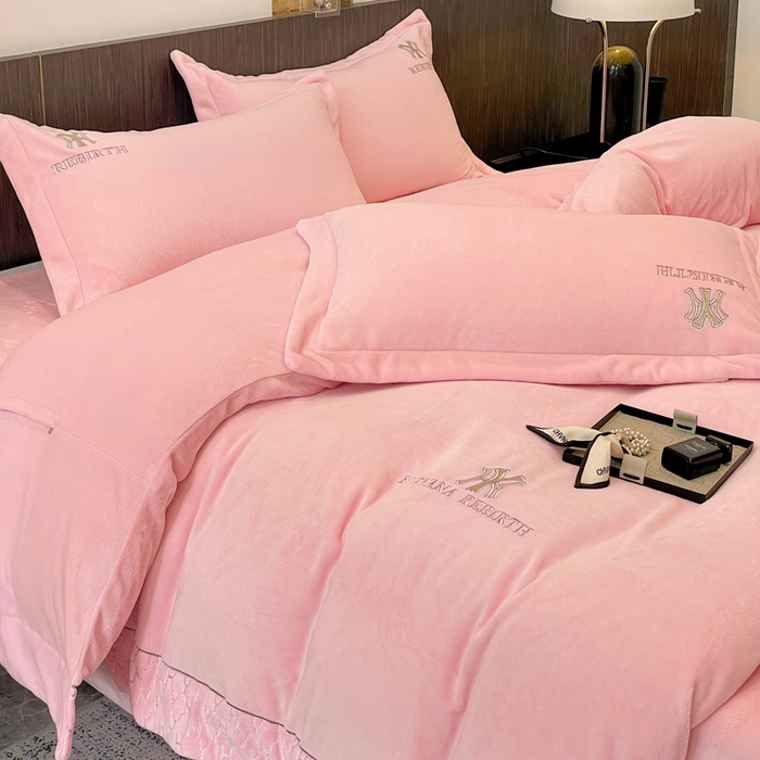 91家纺网 家纺一手货源 找家纺 星尚家纺 2025新款全消光A类230g牛奶绒四件套-维也纳 维也纳-樱花粉