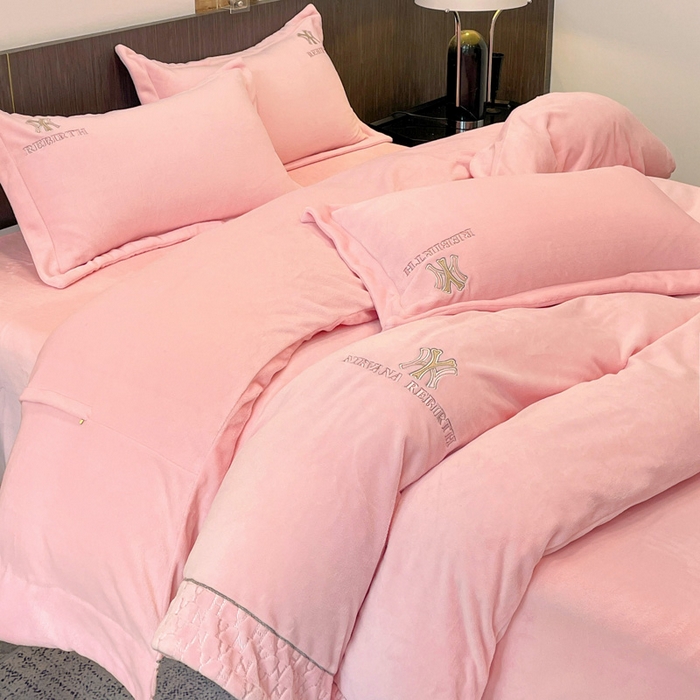 91家纺网 家纺一手货源 找家纺 星尚家纺 2025新款全消光A类230g牛奶绒四件套-维也纳 维也纳-樱花粉