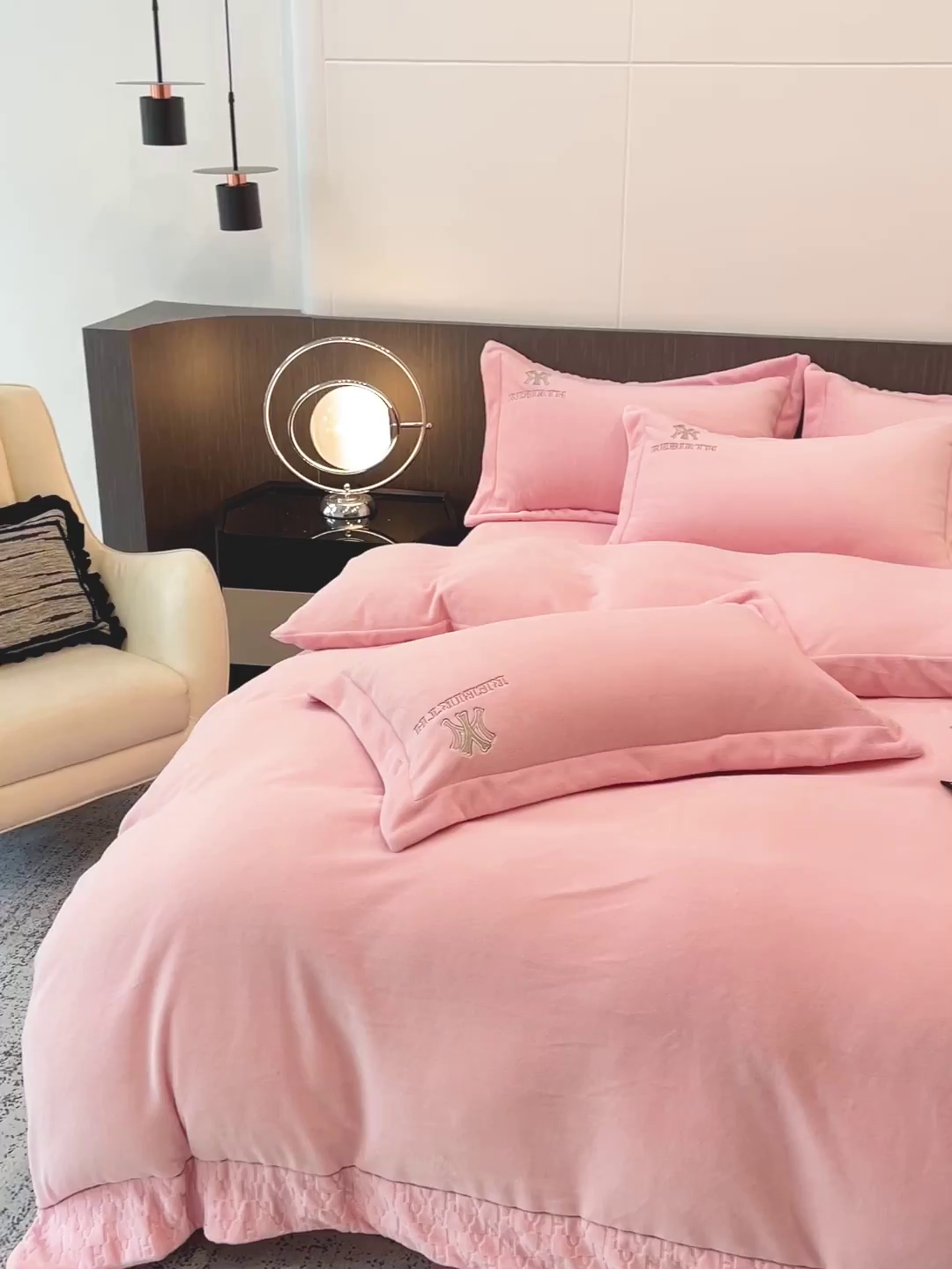 91家纺网 家纺一手货源 找家纺 星尚家纺 2025新款全消光A类230g牛奶绒四件套-维也纳 维也纳-樱花粉