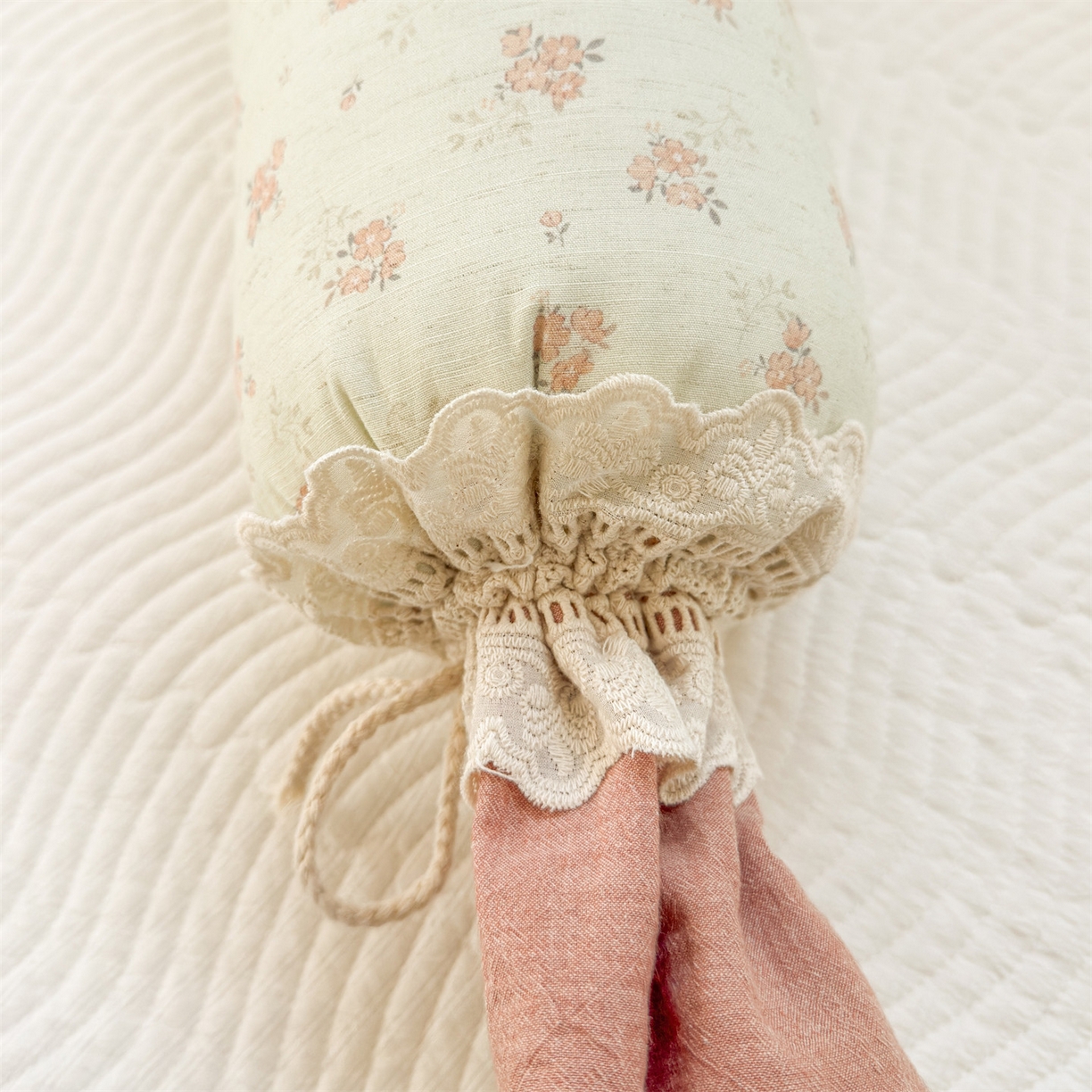 91家纺网 家纺一手货源 找家纺 麦肯锡 2025新款糖果儿童安抚抱枕  枕头枕芯 花碎暖阳/只