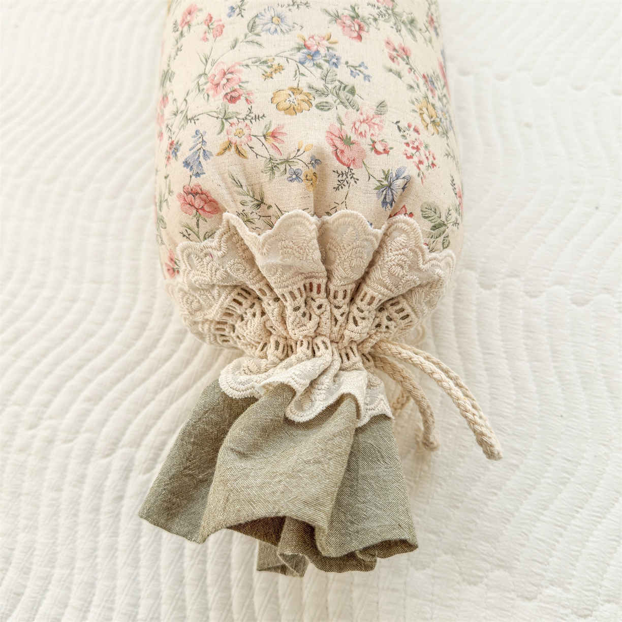 91家纺网 家纺一手货源 找家纺 麦肯锡 2025新款糖果儿童安抚抱枕  枕头枕芯 花影碎梦/只