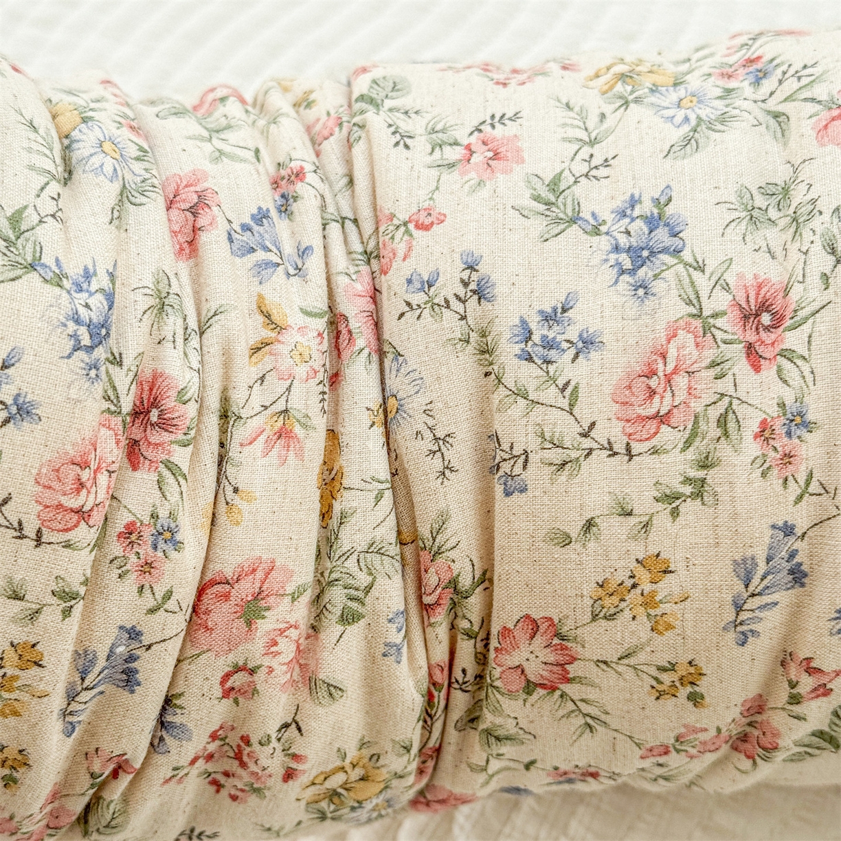 91家纺网 家纺一手货源 找家纺 麦肯锡 2025新款糖果儿童安抚抱枕  枕头枕芯 花影碎梦/只