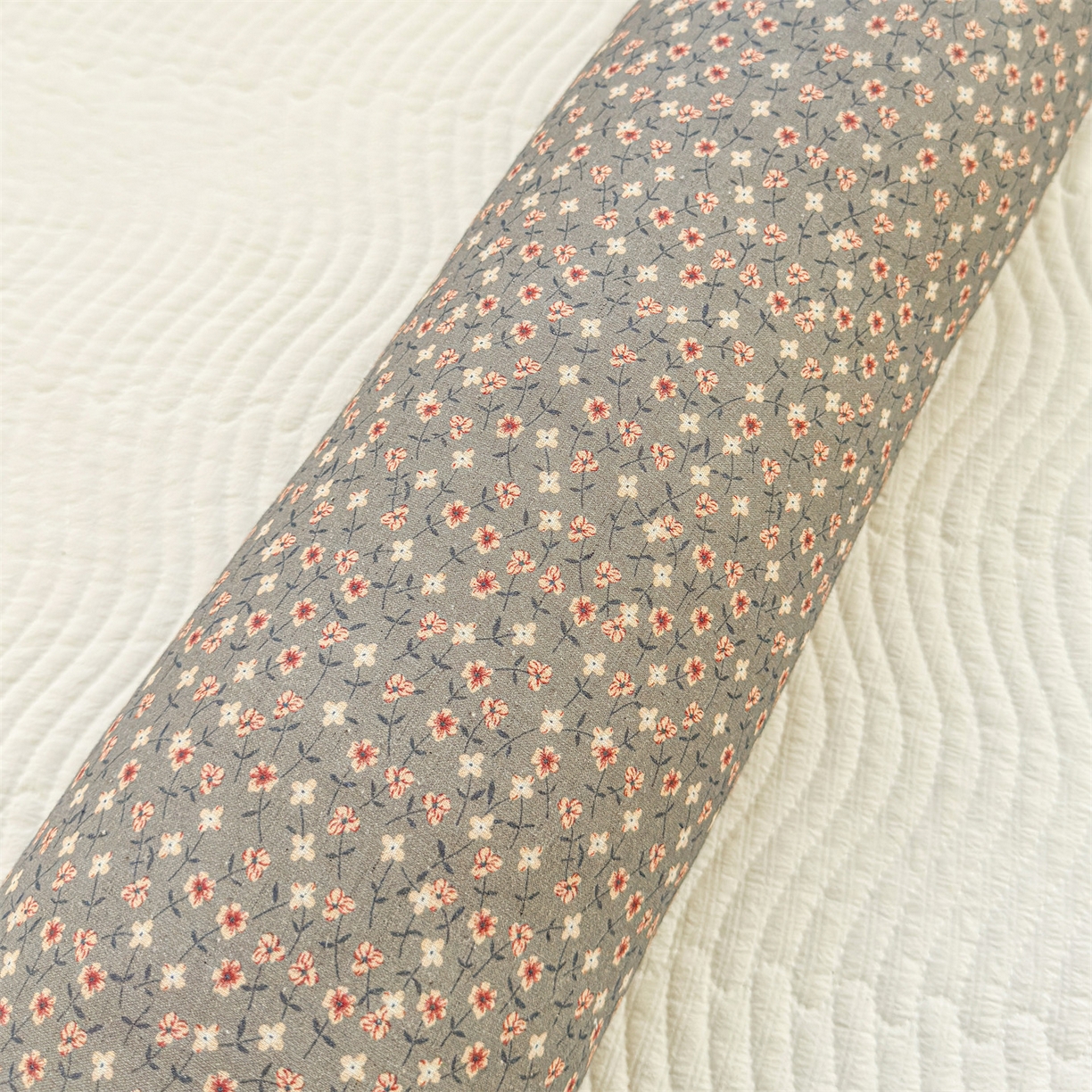 91家纺网 家纺一手货源 找家纺 麦肯锡 2025新款糖果儿童安抚抱枕  枕头枕芯 柔瓣花抱/只