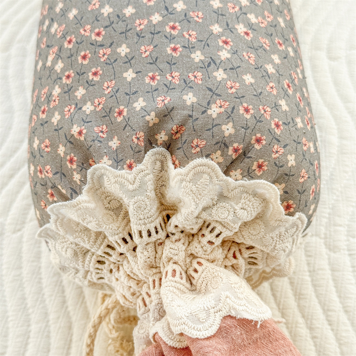 91家纺网 家纺一手货源 找家纺 麦肯锡 2025新款糖果儿童安抚抱枕  枕头枕芯 柔瓣花抱/只