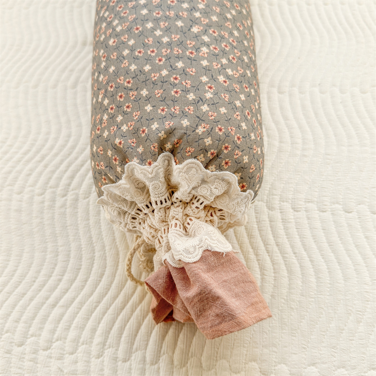 91家纺网 家纺一手货源 找家纺 麦肯锡 2025新款糖果儿童安抚抱枕  枕头枕芯 柔瓣花抱/只